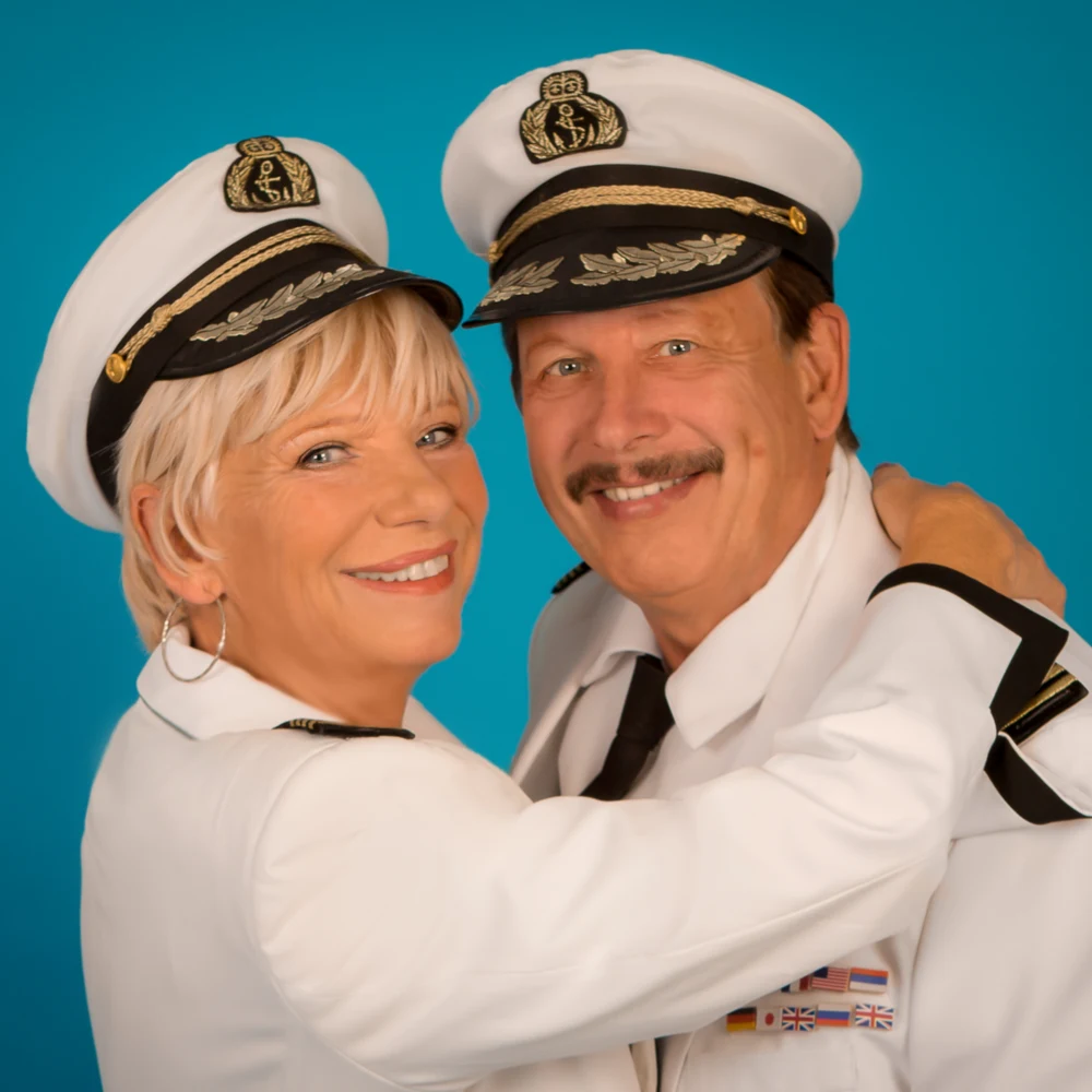 Jo und Josephine in Kapitänsuniform