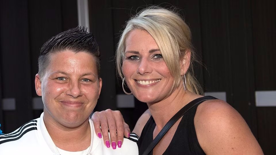 Einen schönen und erholsamen Sonntag wünscht euch Kerstin Ott und ihre Frau Karolina.😃 © imago #musik #schlager #kerstinott #sonntag