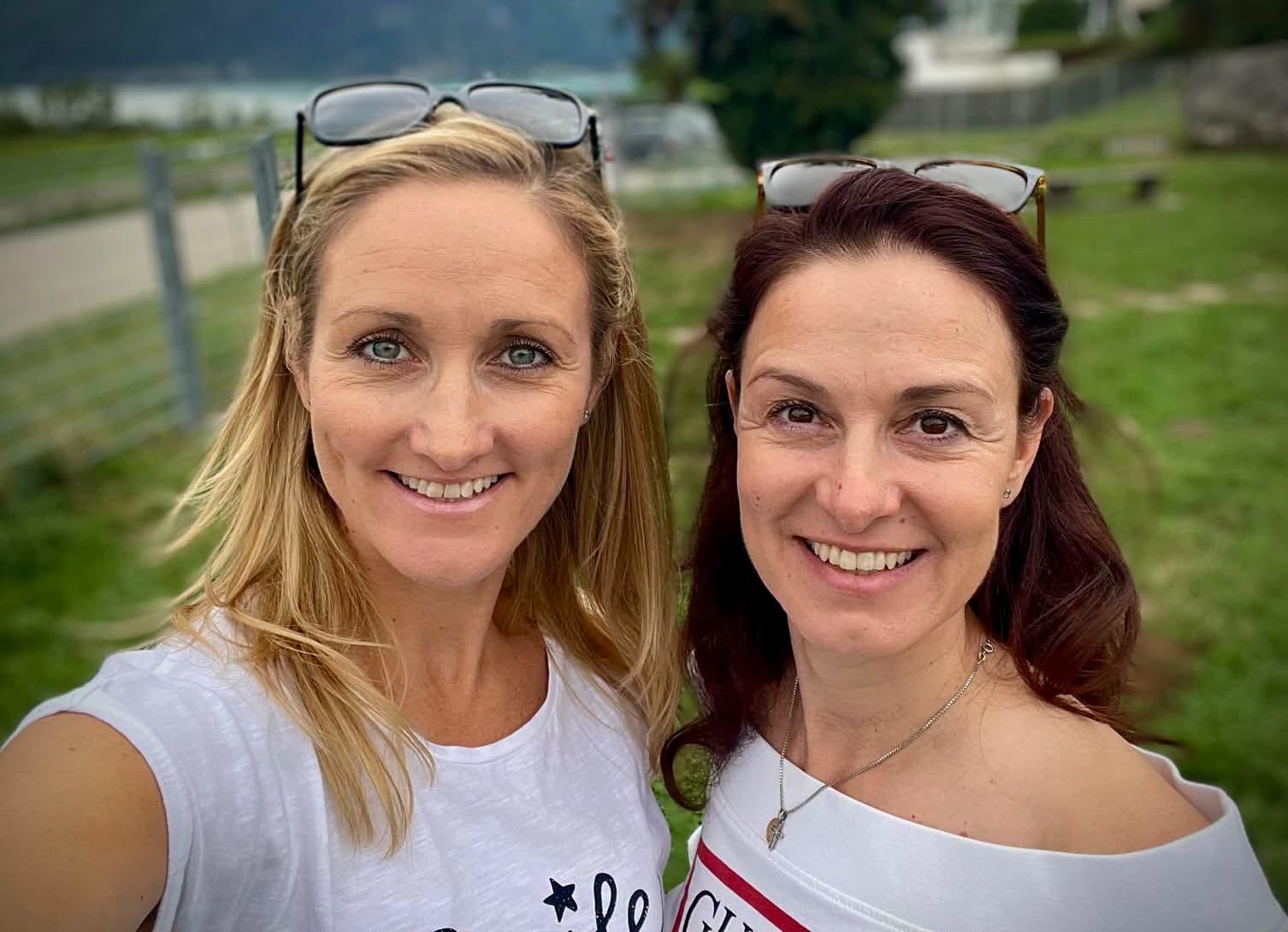 Sigrid und Marina lächeln bei einem natürlichen Selfie im Freien in die Kamera