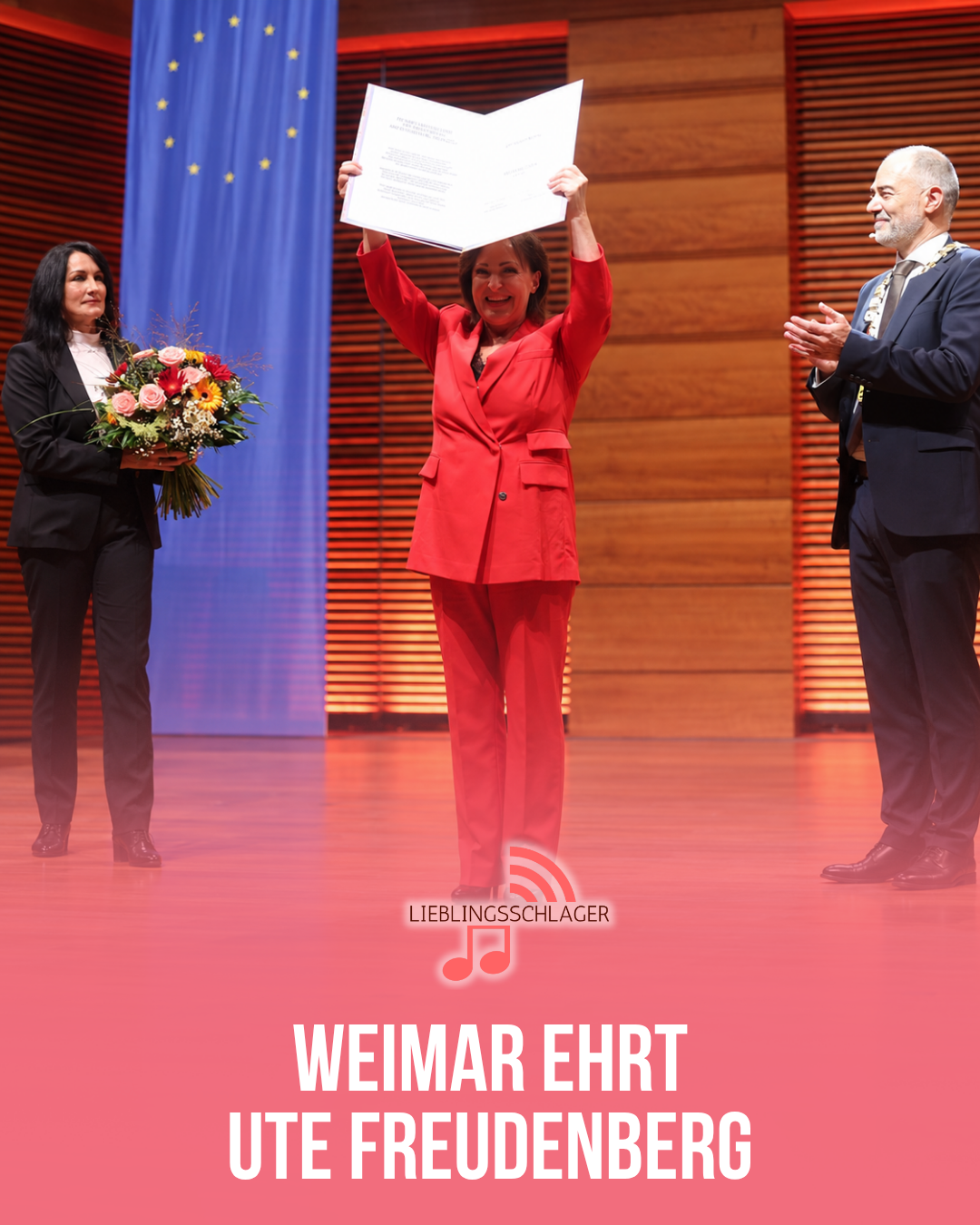 Lieblingsschlager-Grafik: Ute Freudenberg hebt ihre Preisurkunde in der Weimarhalle hoch, neben ihr stehen zwei weitere Personen