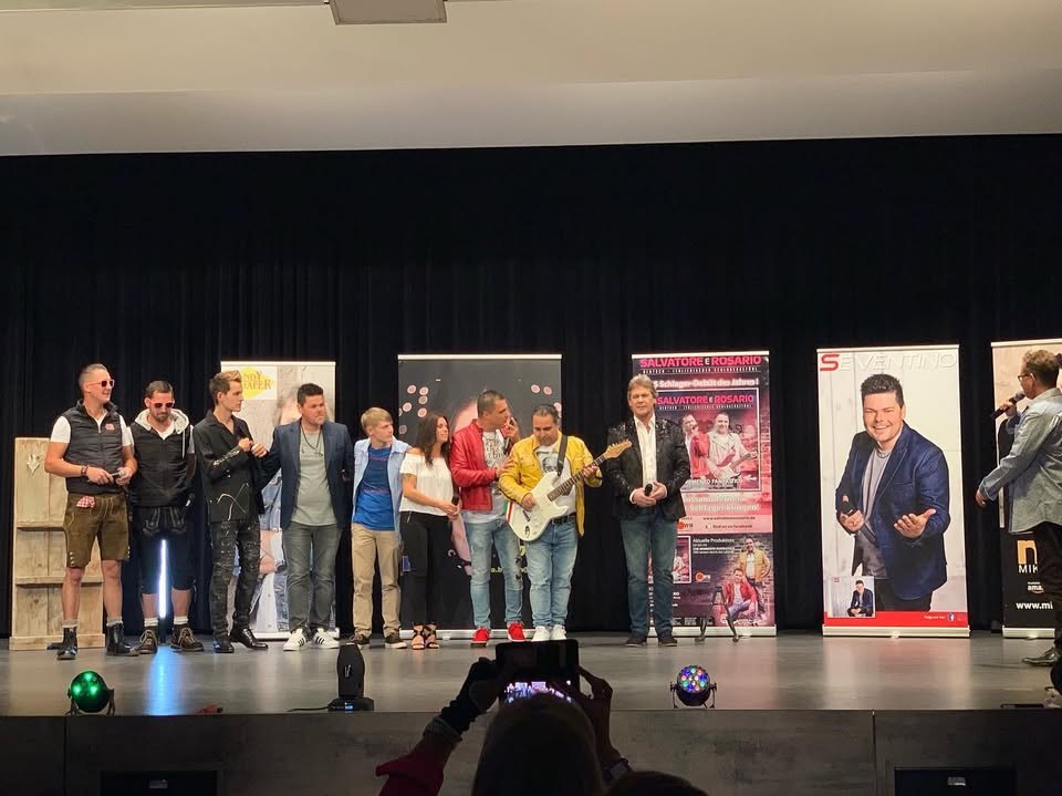 Schlag auf Schlager heißt es heute in Burladingen. Hier stellt Lorena B. ihr Debütalbum „Schwerelos“ vor.