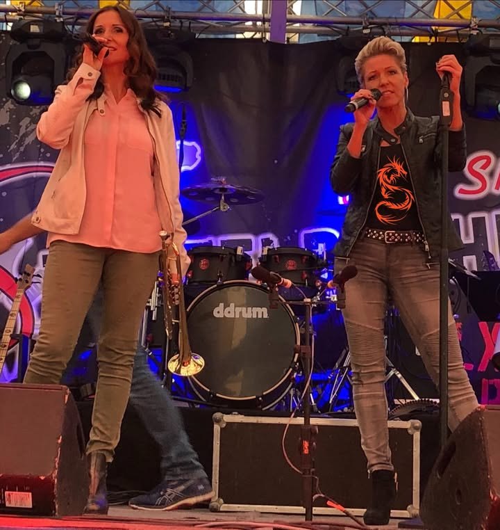 Wir sind heute live für euch beim Auftritt von Anita & Alexandra Hofmann & den Die jungen Zillertaler beim Volksfest „Mooswiese“ in Feuchtwa…