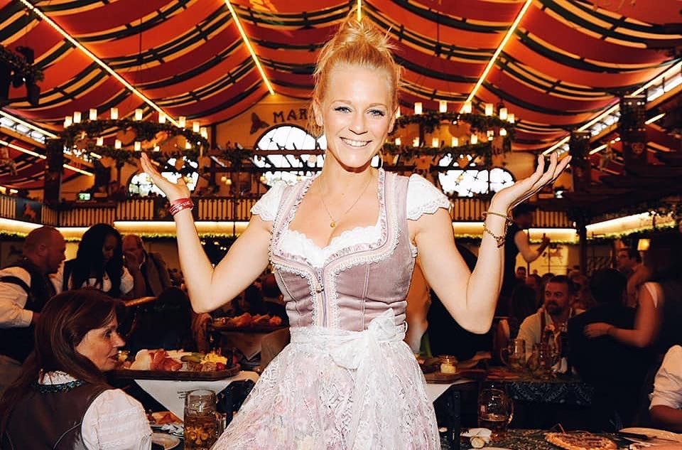 Julia Lindholm verpasst dem Schlager einen Hauch von ABBA. Während sie am Anfang mit den ABBA Hits begeisterte, sind es heute eigene Songs d…