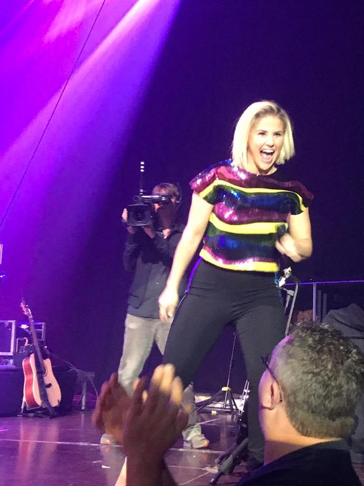 BEATRICE EGLI MIT BAND
