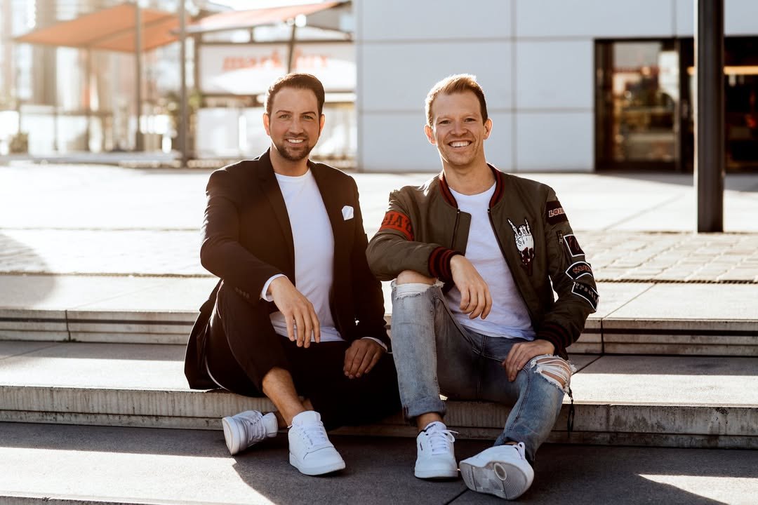Nach dem LieblingsschlagerTALK vergangenen Samstag mit Neon Musik, hatten die Jungs ordentlich zu feiern. Zuerst der Bandgeburtstag und heut…