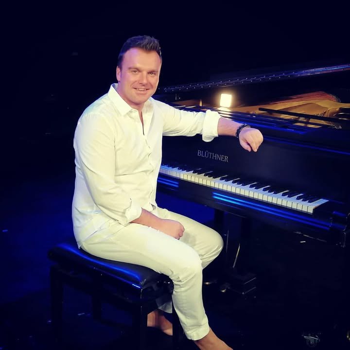 Er ist die „One Man Show“ in der Schlagerbranche. Man kann auch sagen ein Allround-Talent, da er selbst komponiert, textet und produziert. D…
