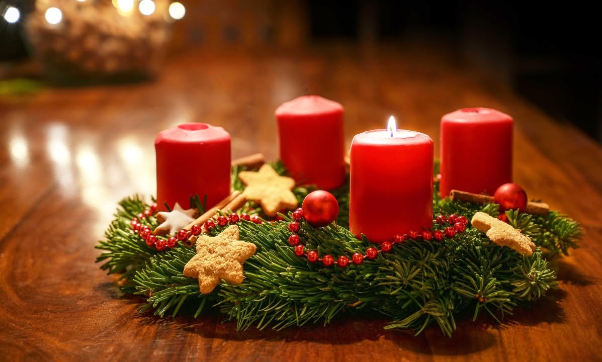 Heute wird die erste Kerze auf dem Adventskranz angezündet. Wir von Lieblingsschlager wünschen euch allen einen schönen 1. Advent.