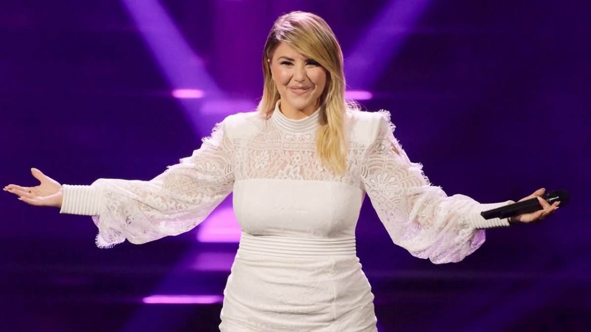 Beatrice Egli singt mit offener Hose.