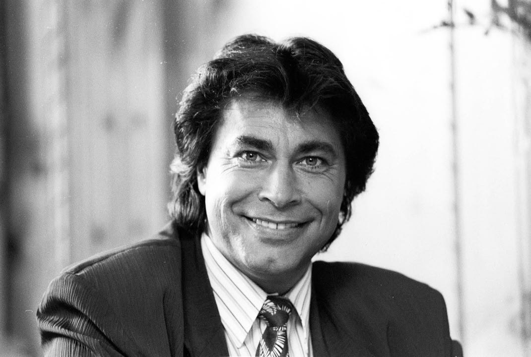 Heute vor 30 Jahren starb der beliebte Sänger Roy Black einsam in seiner Hütte. Erinnert Ihr Euch an den charmanten Schausieler und Sänger?…