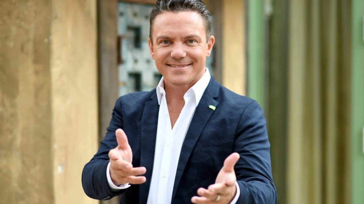 SWR erlaubt Stefan Mross trotz Schlägerei-Skandal weiterhin die Moderation von "Immer wieder sonntags". Der Sender hat nach langem Schweigen…