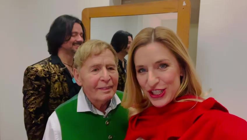 Stefanie Hertel, ihr Papa Eberhard und LANNY Lanner senden Euch weihnachtliche Grüße aus dem Backstagebereich ihrer Weihnachtstour.