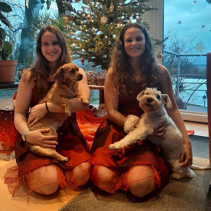 Das Gesangsduo Selina & Loreen verbringen ihre Weihnachtstage zusammen, auch wenn sie heute etwas weiter auseinander wohnen. Im Vogtland mit…