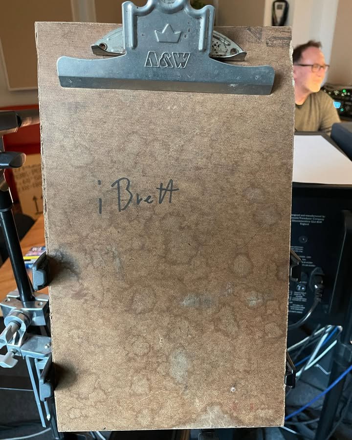 Ein ganz originelles Accessoires fand Kerstin Ott bei ihrer jüngsten Studio Session vor. Wir hoffen da ist heute ein ganz cooler iSong entst…