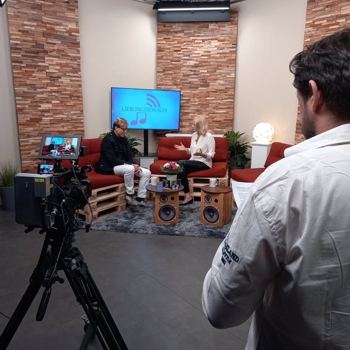 Zur Aufzeichnung einer neuen TV Ausgabe von Lieblingsschlager, kam Moderator, Sänger und Entertainer Hansy Vogt zu uns ins Studio. Moderiert…