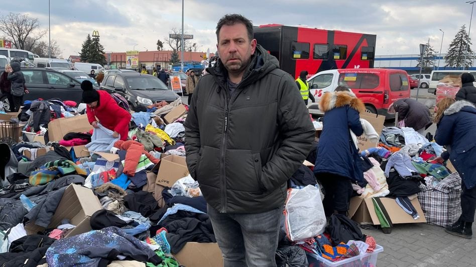 Schlagersänger an der ukrainischen Grenze - Ikke Hüftgold holt Kriegsflüchtlinge mit Bussen ab