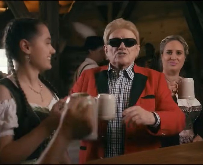 Heinos Neuausrichtung als Interpret von deutschen Partyhits ist ein bemerkenswerter Schritt in seiner langen Karriere. Mit der Veröffentlich…
