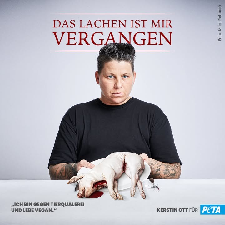 Kerstin Ott, eine prominente Stimme im Kampf gegen Tierleid, hat sich in einer kraftvollen PETA-Kampagne für den Veganismus stark gemacht. M…