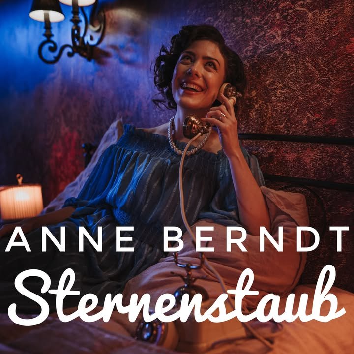 In Schauspielerin Anne Berndts neuem Song STERNENSTAUB geht es um große Gefühle und eine Liebe, die so magisch ist, dass der Geliebte mit St…