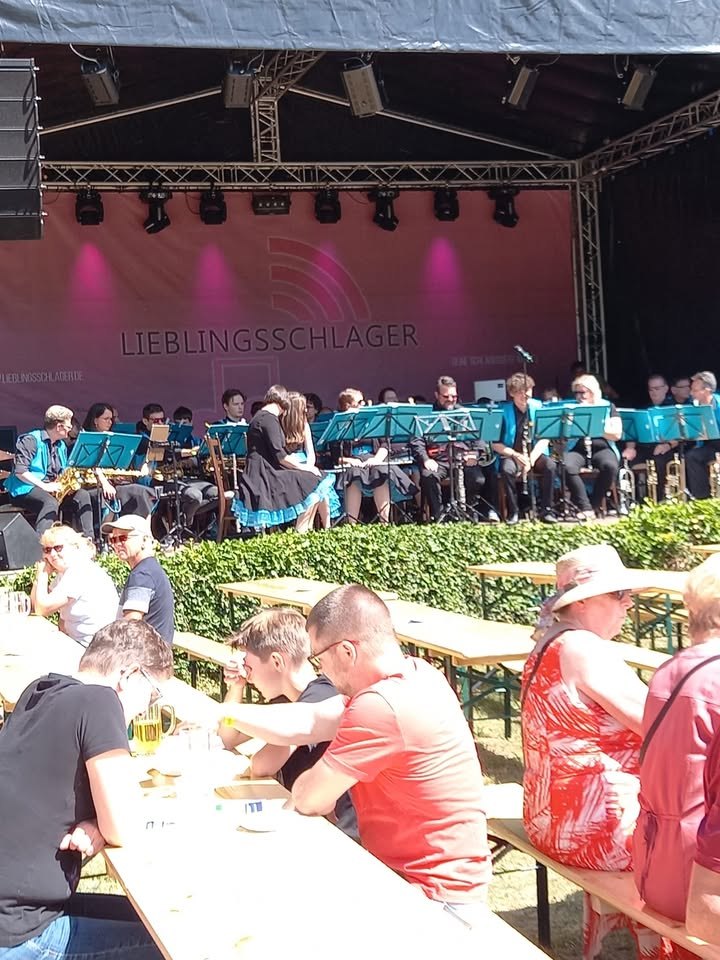 Bevor Tanja Lasch heute auf der Lieblingsschlagerbühne einheizt, gibt es zünftige Blasmusik. Es tönt gut hier.