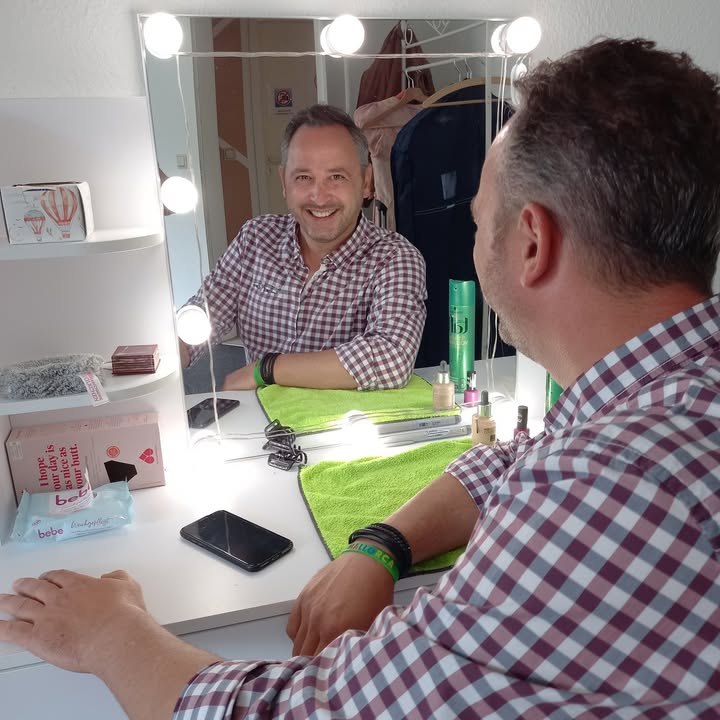 Im Fernsehstudio ist heute Produktion der neuen Sendung Lieblingsschlager. Zu Gast sind Danny Buller und Tanja Lasch. Ihr dürft sehr gespann…