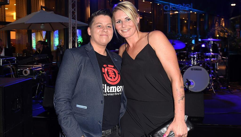 Einen schönes und erholsames Wochenende wünscht euch Kerstin Ott und ihre Frau Karolina.😀