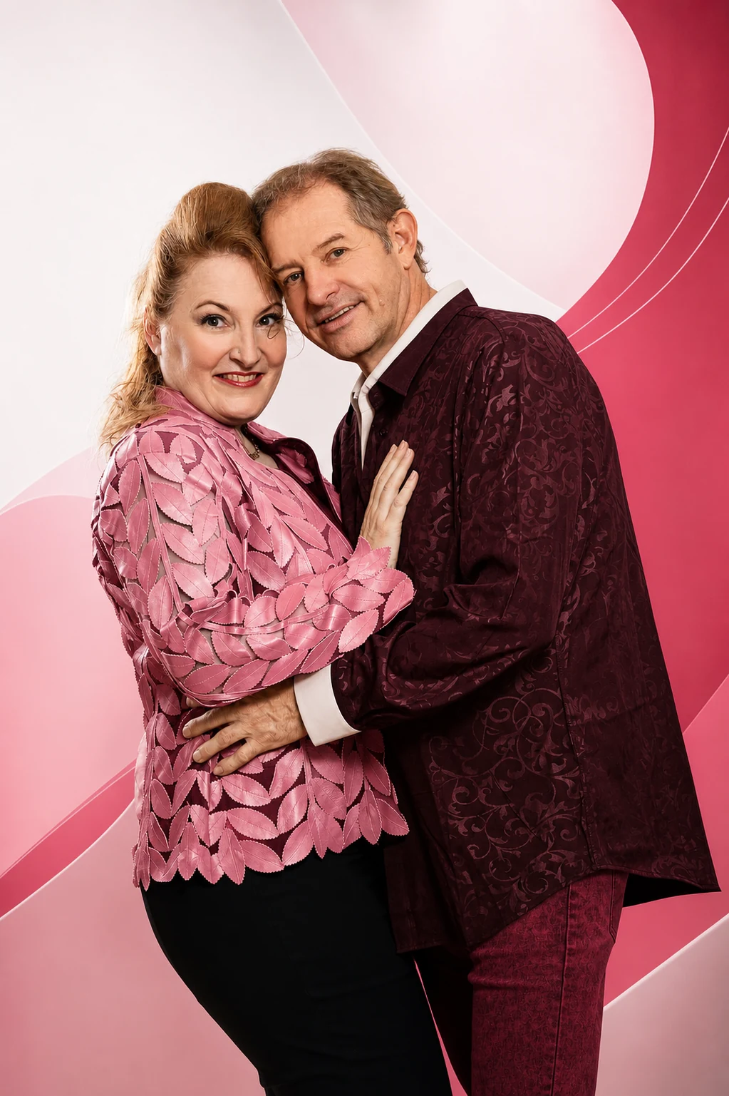 Sandra und Heinz von den Amadinos im Bühnenoutfit in Rosa und Weinrot