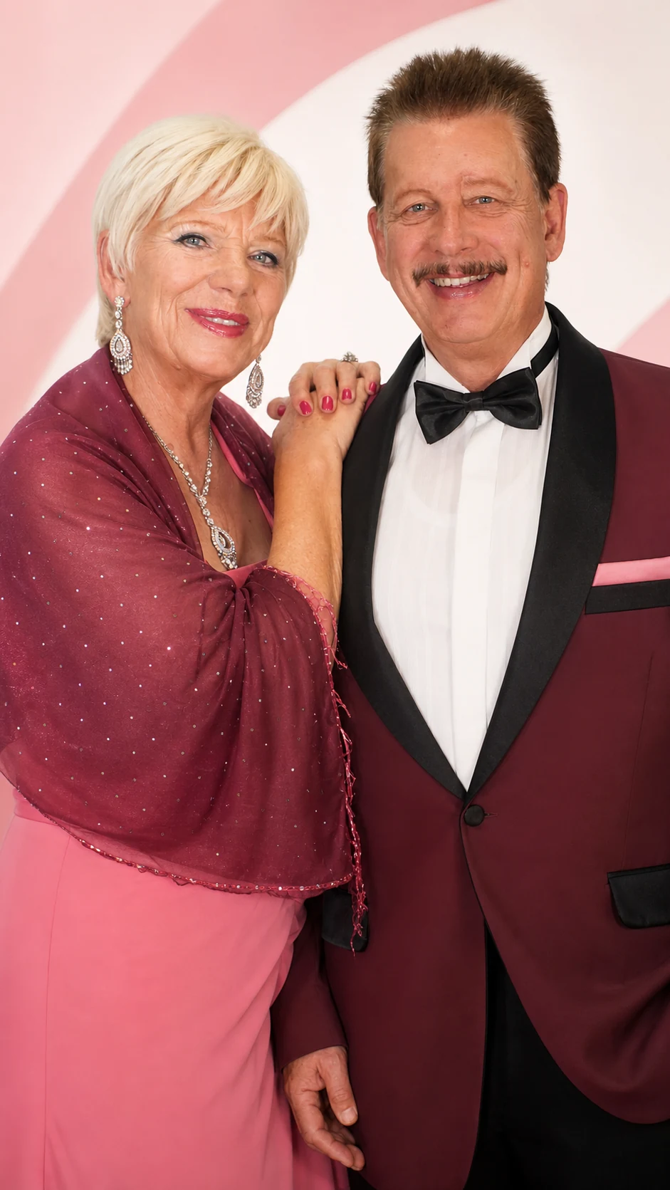 Jo und Josephine gemeinsam im festlichen Bühnenoutfit in Rosa und Weinrot