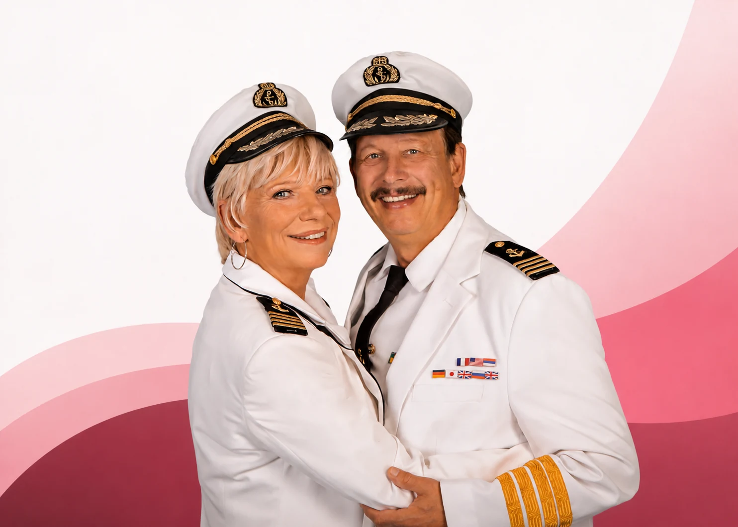 Jo und Josephine gemeinsam in Kapitänsuniform vor rosafarbenem und weinrotem Hintergrund