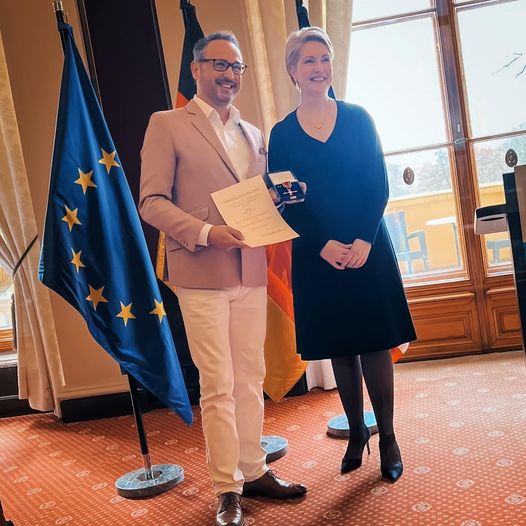 Schlagersänger erhält Bundesverdienstkreuz I Manuela Schwesig, Ministerpräsidentin von Mecklenburg-Vorpommern, hat dem Schlagersänger Danny Buller das Bundesverdienstkreuz verliehen.